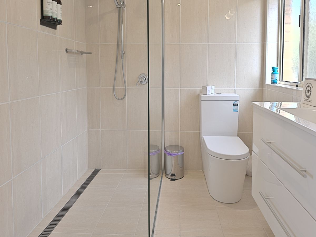 The ensuite — a walk-in shower, no step